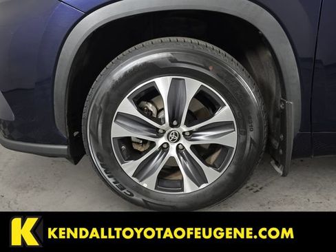 Used 2022 Toyota Highlander XLE AWD/4WD image 9