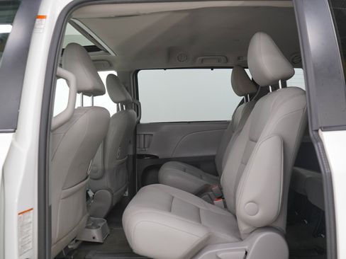 Used 2017 Toyota Sienna XLE w/ XLE Navigation Package AWD/4WD image 21