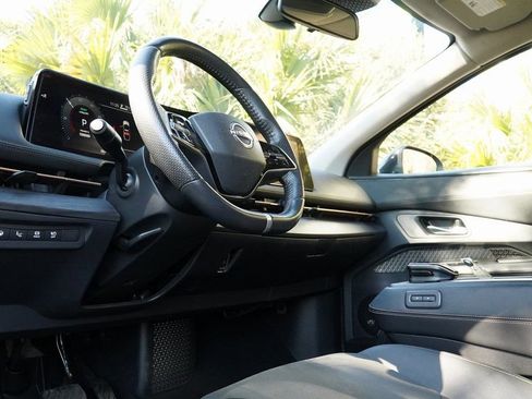 Used 2023 Nissan Ariya AWD image 15