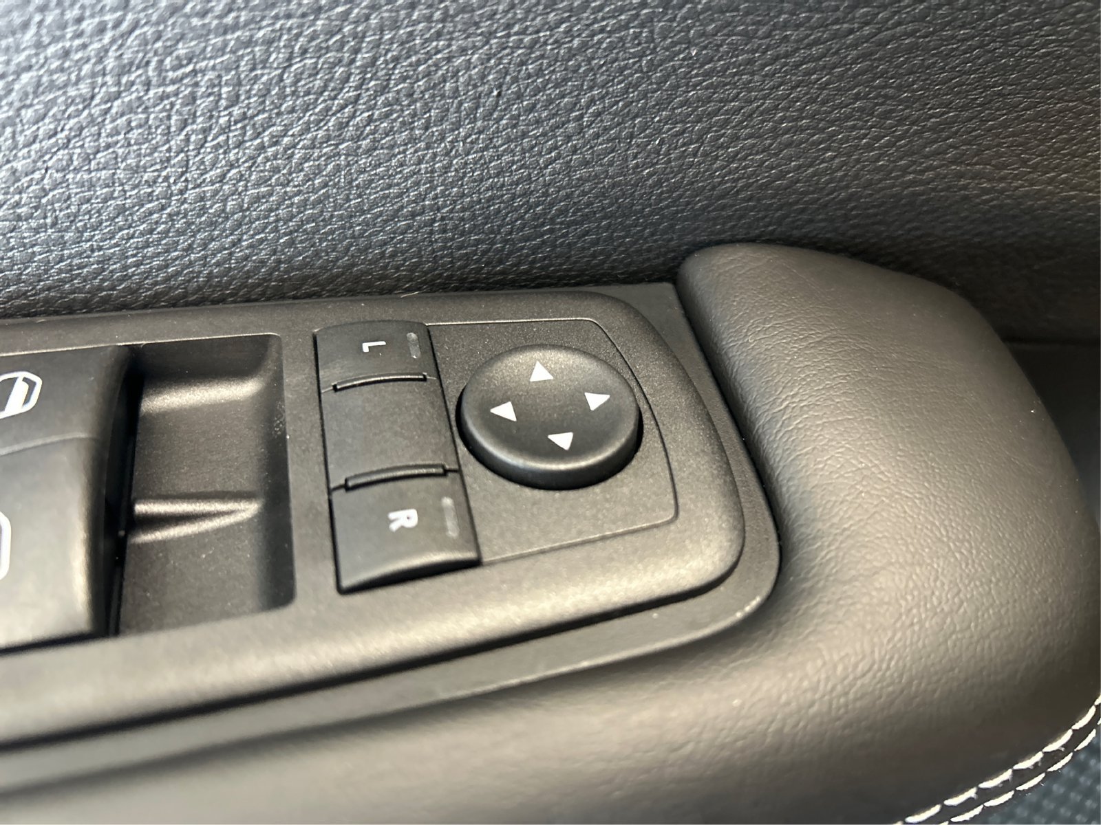 New 2027 Chrysler Pacifica Select w/ Family Tech Group FWD image 30