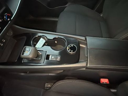 Used 2024 Nissan Rogue S image 24