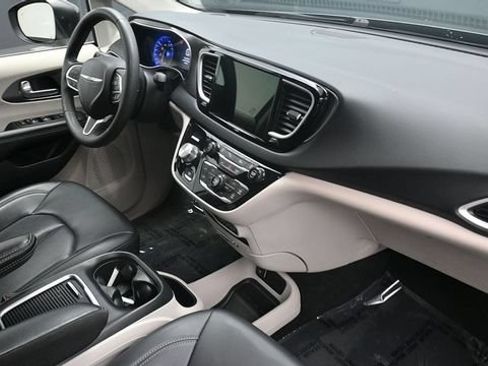 Used 2023 Chrysler Pacifica Touring-L FWD image 14