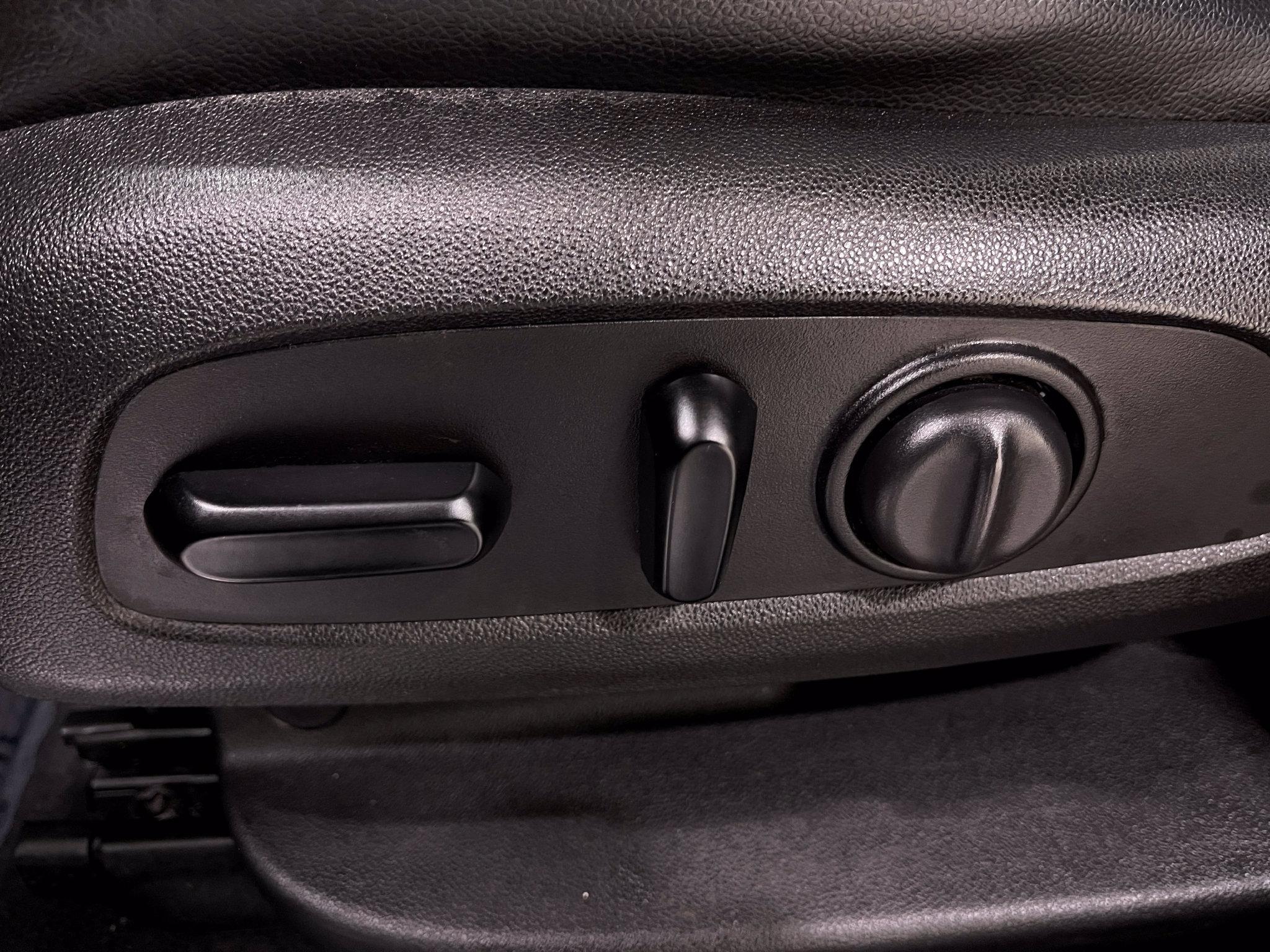 Used 2019 GMC Acadia SLT w/ Black Edition FWD image 17