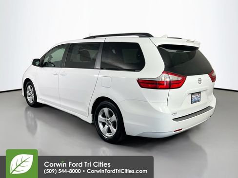 Used 2018 Toyota Sienna LE FWD image 11
