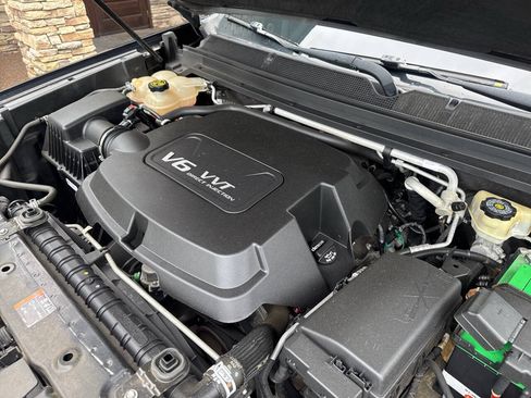 Used 2016 Chevrolet Colorado LT w/ Midnight Edition AWD/4WD image 19