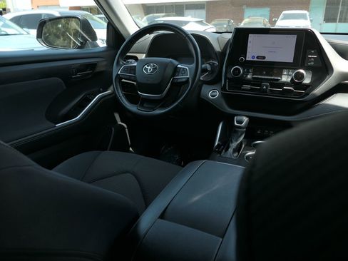 Used 2024 Toyota Highlander LE FWD image 21