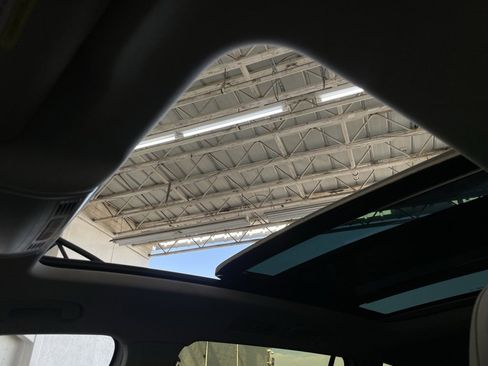 Used 2018 Volkswagen Tiguan SE w/ Panoramic Sunroof Package image 42