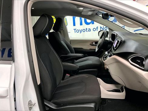 Used 2024 Chrysler Voyager LX FWD image 10