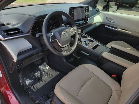 Used 2024 Toyota Sienna XLE image 24