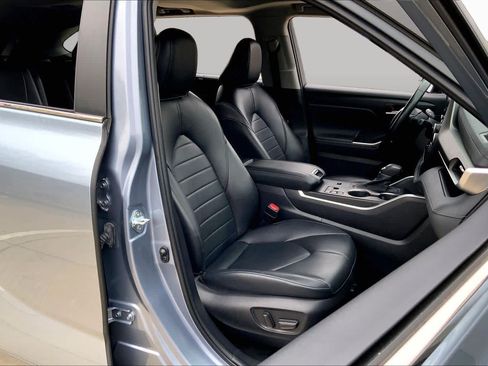 Used 2023 Toyota Highlander XLE FWD image 9