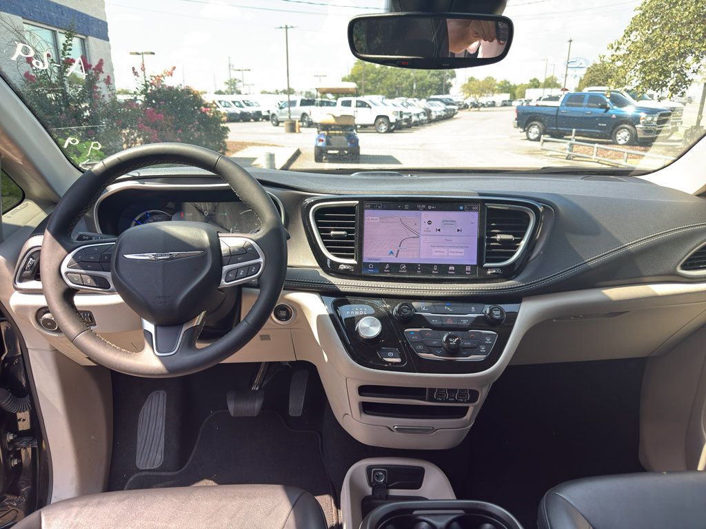 Used 2024 Chrysler Pacifica Limited FWD image 11