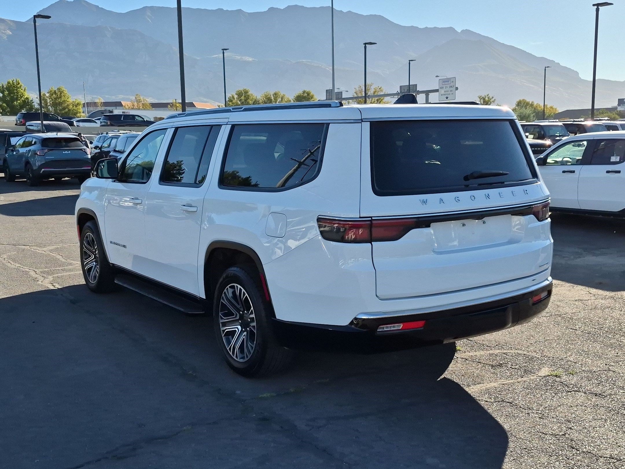 Used 2024 Jeep Wagoneer L Series II w/ Flexible Seating Group AWD/4WD image 8