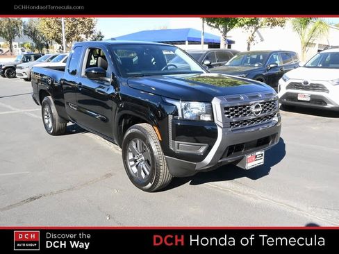 Used 2025 Nissan Frontier SV image 3