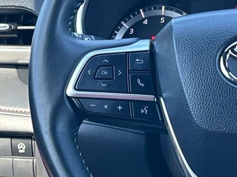 Used 2023 Toyota Highlander XSE FWD image 16