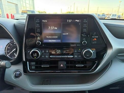 Used 2022 Toyota Highlander XLE AWD/4WD image 25