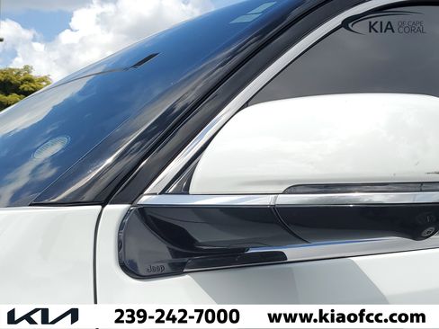 Used 2022 Jeep Grand Wagoneer Series III w/ HD Trailer Tow Package AWD/4WD image 5