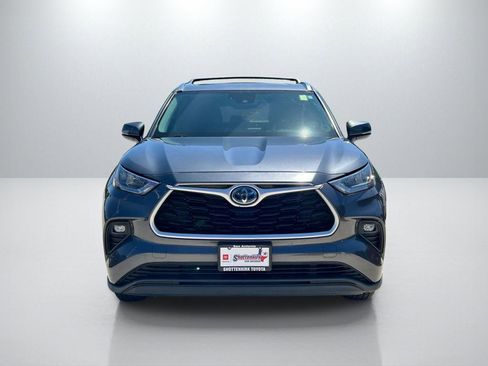 Used 2020 Toyota Highlander XLE FWD image 2