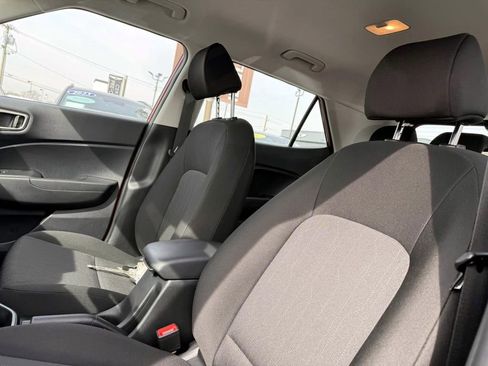 Certified 2025 Hyundai Venue SE image 9