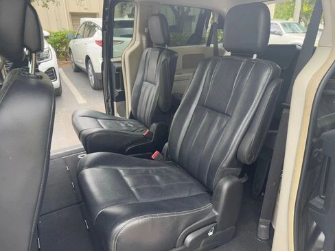 Used 2014 Chrysler Town & Country Touring FWD image 20