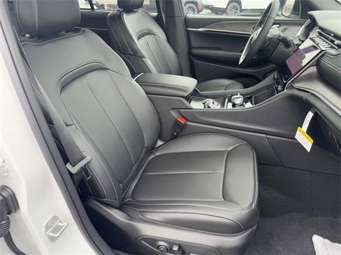 New 2025 Jeep Grand Cherokee Limited image 14