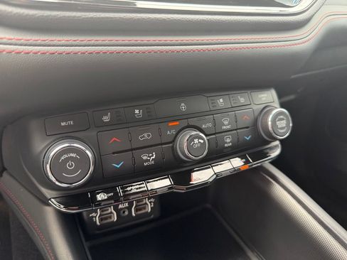 Used 2024 Dodge Durango GT RWD image 12