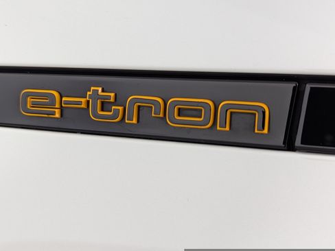 Used 2022 Audi e-tron Premium Plus w/ Premium Plus Package AWD/4WD image 10