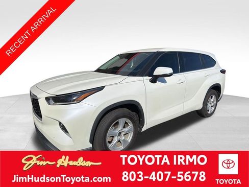 Used 2021 Toyota Highlander LE image 1