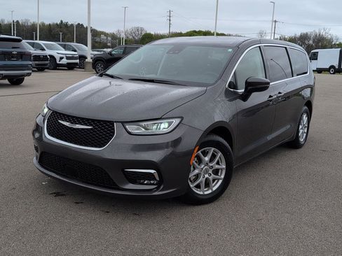 Used 2023 Chrysler Pacifica Touring-L FWD image 12