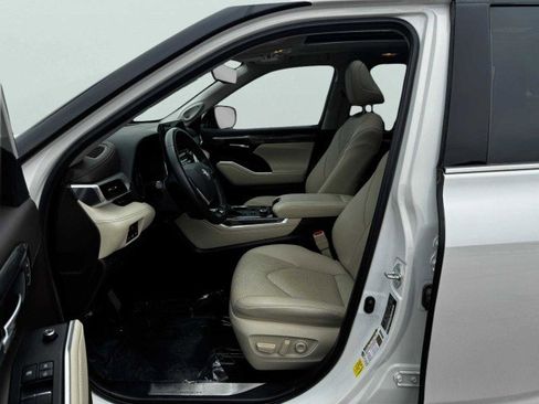 Used 2021 Toyota Highlander Platinum image 13