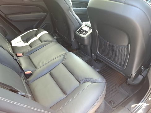 Used 2023 Volvo XC60 B5 Ultimate w/ Climate Package FWD image 11