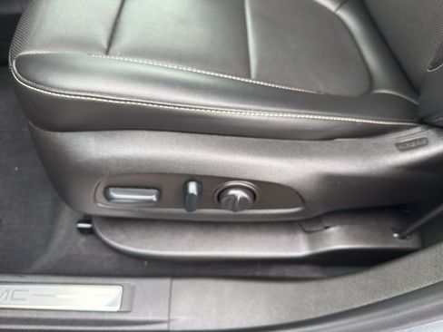 Certified 2022 GMC Acadia SLT w/ Preferred Package image 16