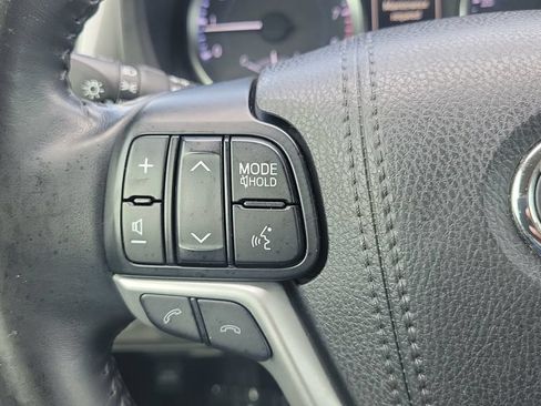 Used 2017 Toyota Highlander Plus FWD image 19