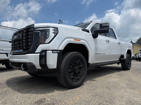 Used 2024 GMC Sierra 3500 Denali Ultimate AWD/4WD image 2