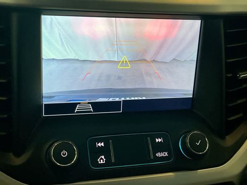 Used 2022 GMC Acadia SLE image 17