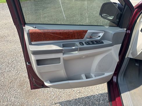 Used 2009 Chrysler Town & Country Touring FWD image 28