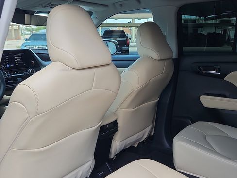 Used 2024 Toyota Highlander XLE FWD image 9