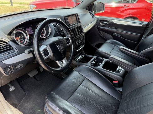 Used 2011 Dodge Grand Caravan R/T w/ Entertainment Group 1 FWD image 10