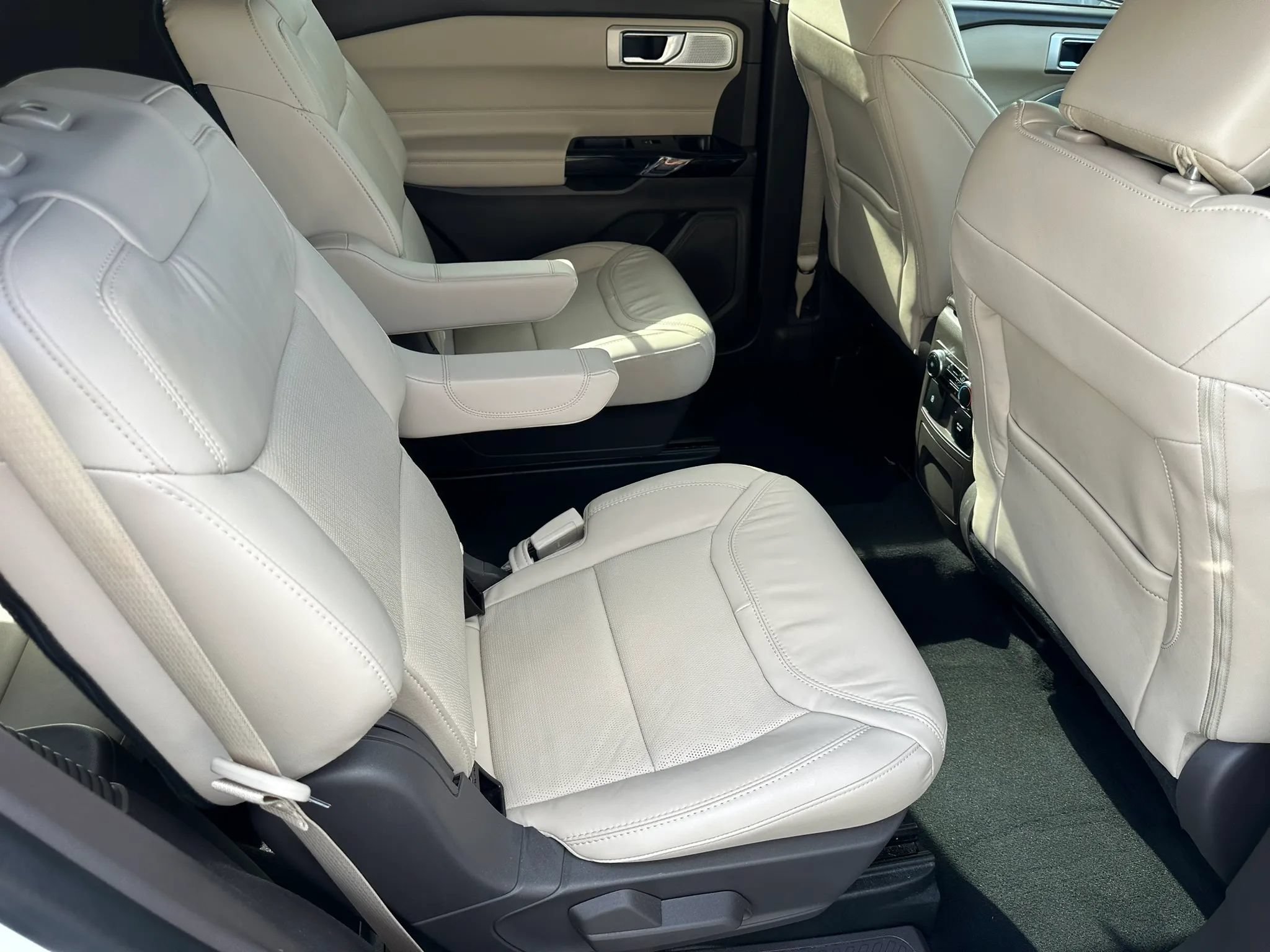 Used 2023 Ford Explorer Platinum w/ Technology Package AWD/4WD image 13