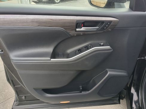 Used 2024 Toyota Highlander Limited image 16