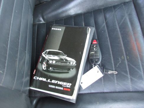 Used 2010 Dodge Challenger SE image 30