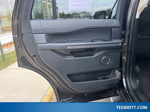 Used 2022 Ford Expedition XLT image 19