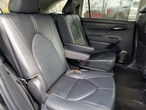 Used 2023 Toyota Highlander XLE AWD/4WD image 29