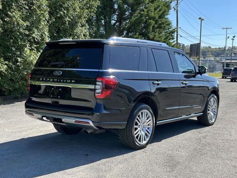 Used 2023 Ford Expedition Platinum image 3