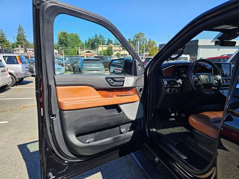 Used 2019 Lincoln Navigator Reserve AWD/4WD image 16