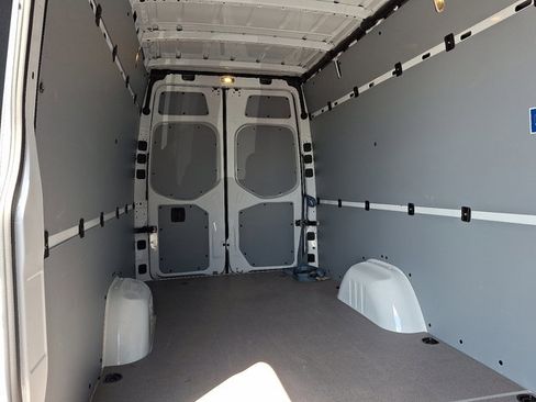 Used 2024 Mercedes-Benz Sprinter 2500 image 37