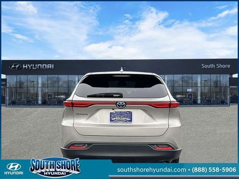 Used 2023 Toyota Venza LE image 7