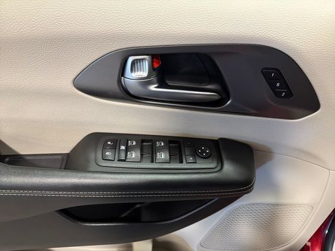 Used 2023 Chrysler Pacifica Touring-L w/ Uconnect Theater Family Group FWD image 15
