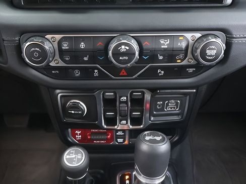 Used 2025 Jeep Wrangler Unlimited Rubicon AWD/4WD image 26