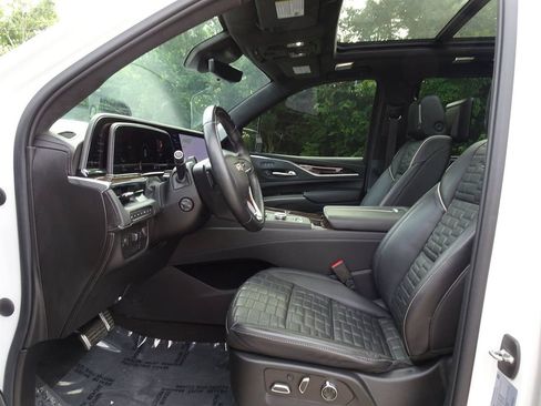 Certified 2022 Cadillac Escalade Sport Platinum w/ Heavy-Duty Trailer Package AWD/4WD image 7