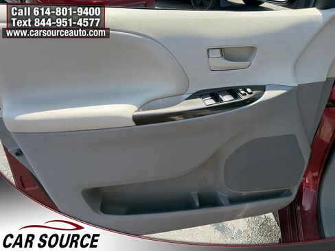 Used 2012 Toyota Sienna LE w/ Towing Pkg FWD image 16